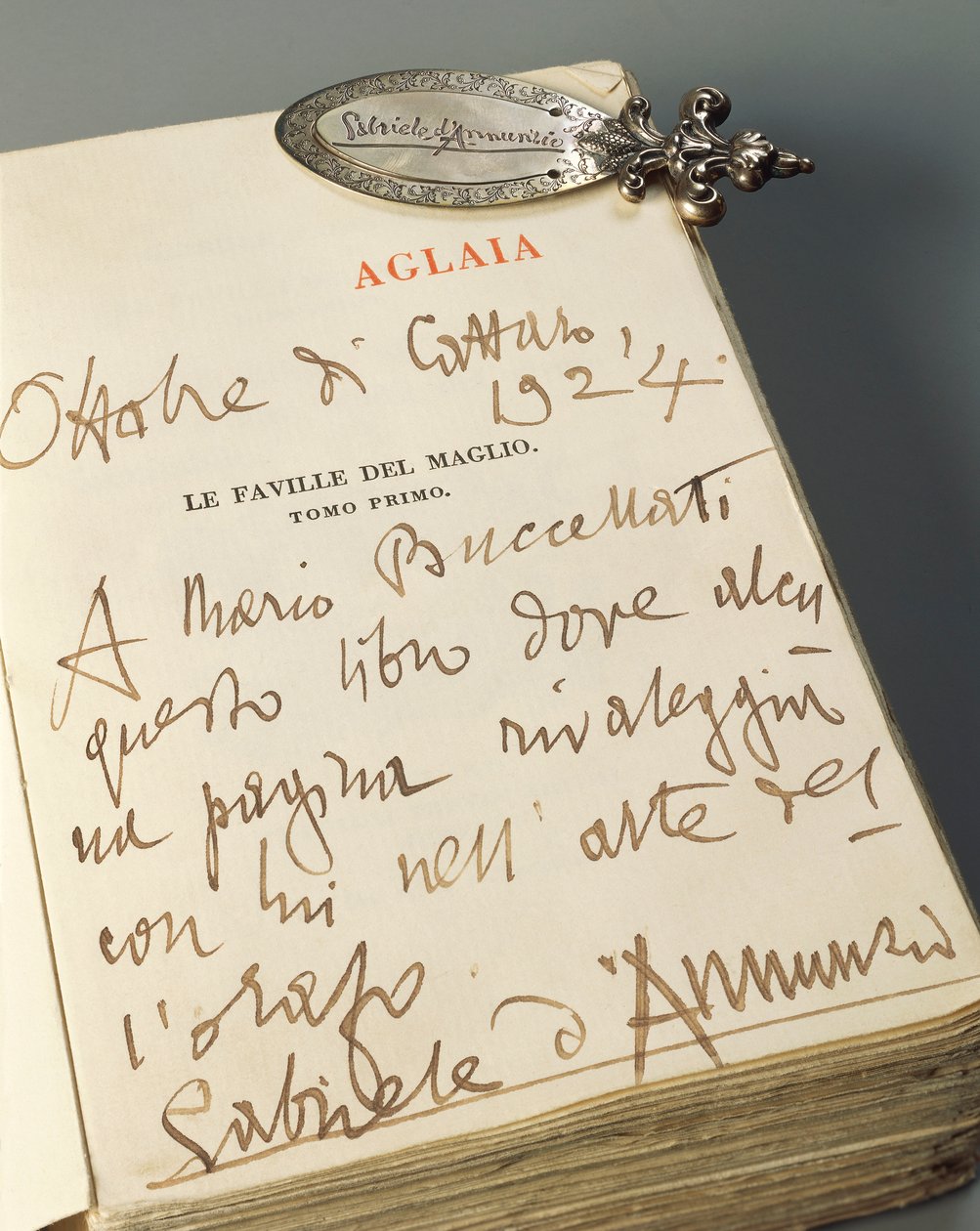 Segnalibro in argento con impugnatura ornata, inciso a mano con motivi naturali e firma autografa di Gabriele D