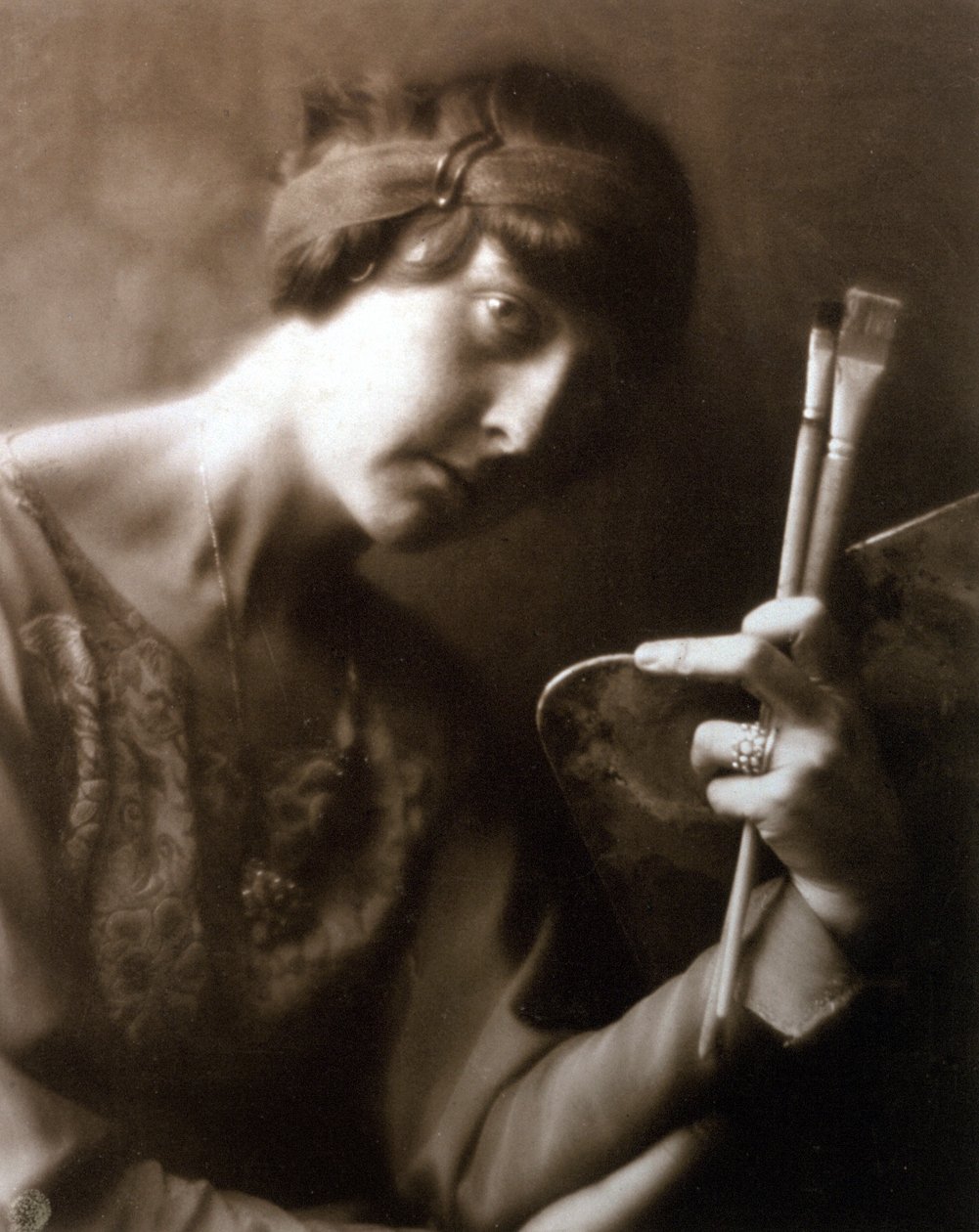 Ritratto a mezzo busto della pittrice Elisabeth Chaplin. Tiene due pennelli e una tavolozza nella mano sinistra da Mario Nunes Vais