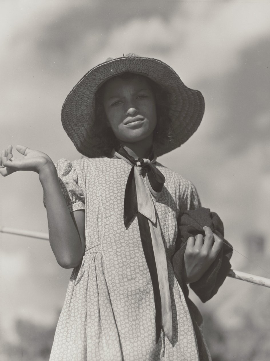 Figlia di una famiglia cajun che torna a casa dopo aver pescato nel fiume Cane, Melrose, Louisiana da Marion Post Wolcott