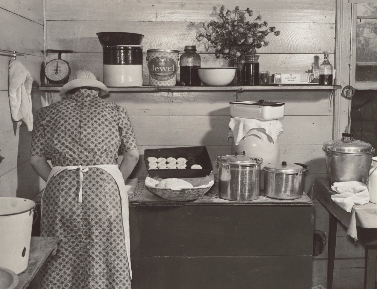 Uno dei membri della famiglia Wilkins prepara i biscotti per la cena nel giorno della sgranatura del mais a casa della signora Fred Wilkins, vicino a Tallyho, nella contea di Granville. Carolina del Nord da Marion Post Wolcott