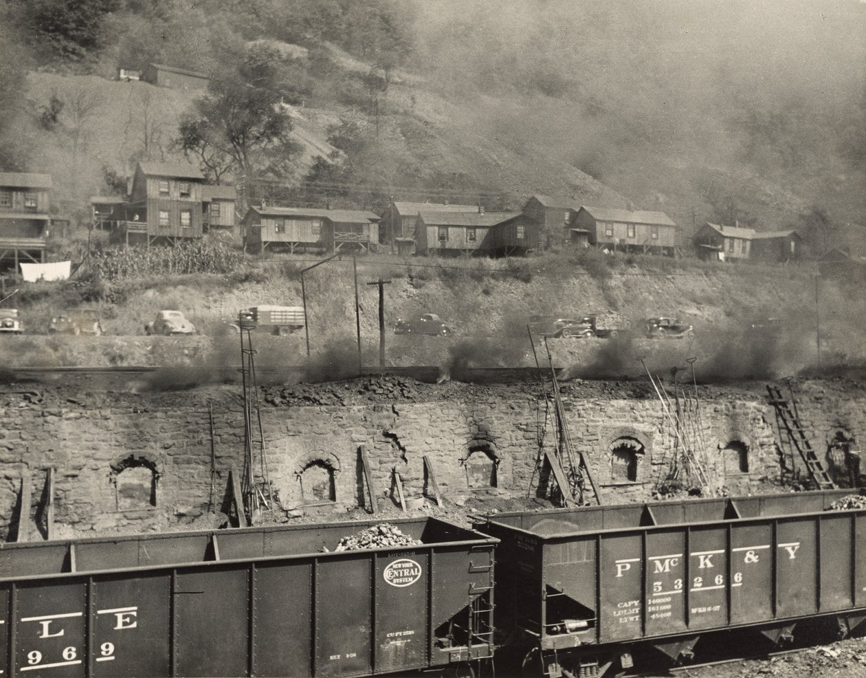 Il fumo dei forni a coke invade le case dei minatori, Scotts Run, West Virginia da Marion Post Wolcott