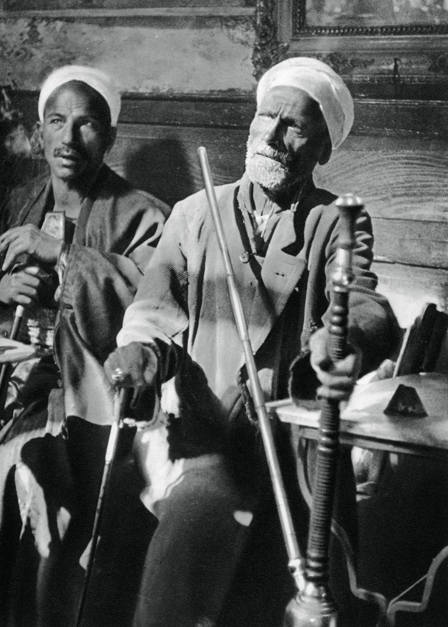 Fumare il narghilè, Il Cairo, 1937 da Martin Hurlimann