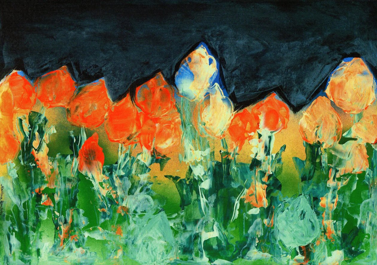 Cielo di pioggia nero su un paesaggio montano con fiori da Martina Konitzky