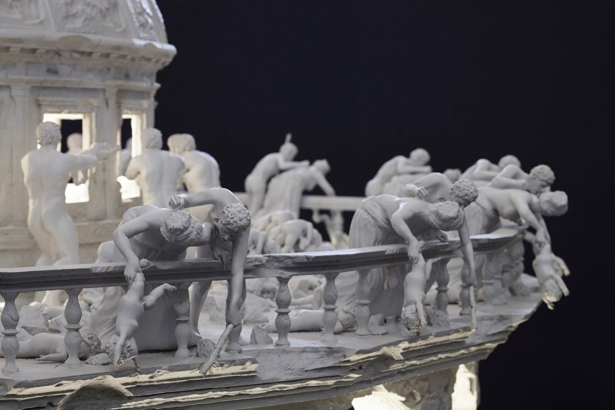 All Things Fall, 2014 (acciaio, alluminio, gesso, resina, luci LED, motore) da Mat Collishaw
