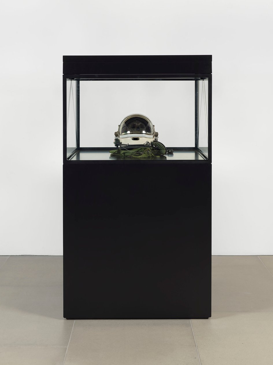 Alpha Omega, 2016 (vetro, schermo LCD, lettore multimediale, teschio replicato, casco spaziale, legno) da Mat Collishaw