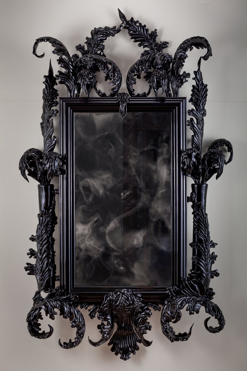 East of Eden, 2013 (vetro di Murano nero, specchio di sorveglianza, acciaio, legno, lacca, schermo LCD e disco rigido) da Mat Collishaw
