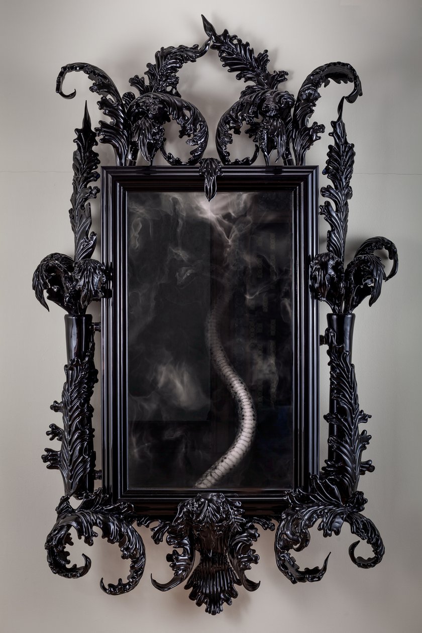 East of Eden, 2013 (vetro di Murano nero, specchio di sorveglianza, acciaio, legno, lacca, schermo LCD e disco rigido) da Mat Collishaw