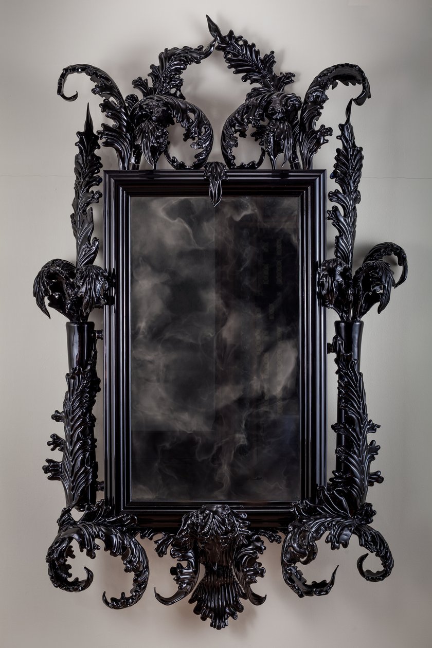 East of Eden, 2013 (vetro di Murano nero, specchio di sorveglianza, acciaio, legno, lacca, schermo LCD e disco rigido) da Mat Collishaw
