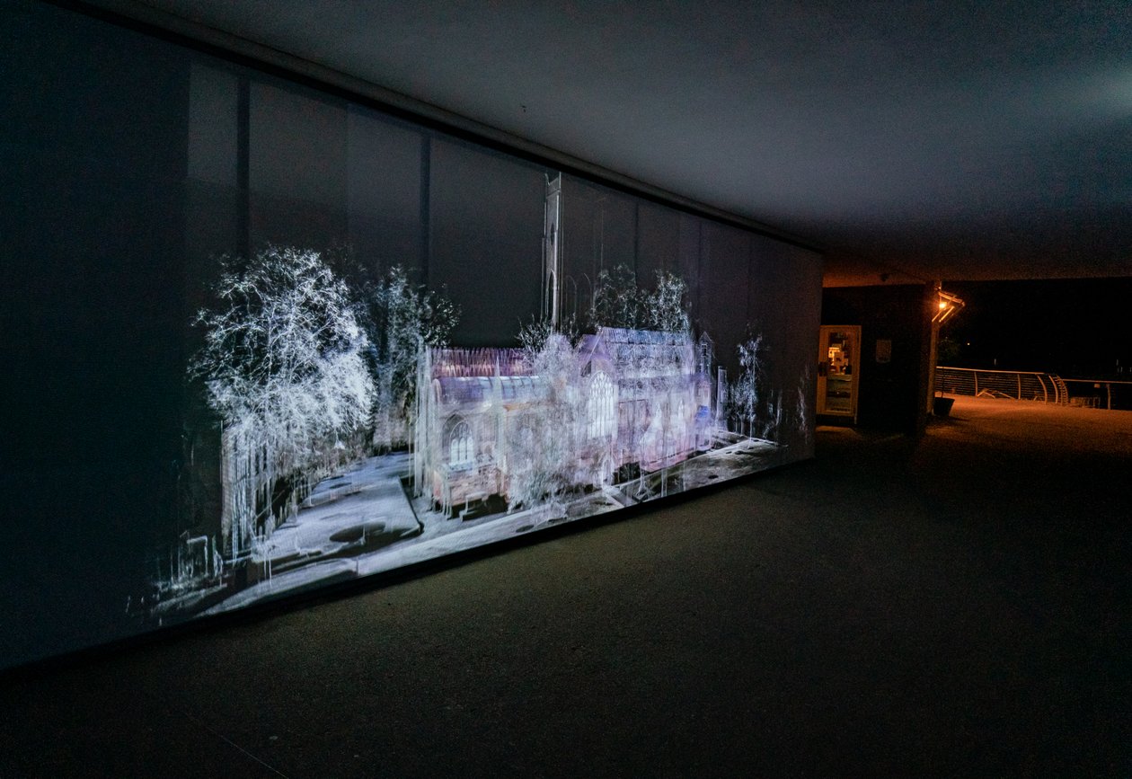 Ecolocazione, 2021 (proiezione video a 3 canali su rete di polipropilene) da Mat Collishaw