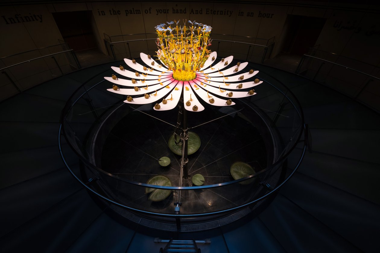 Equinox, 2021 (Acrilico, Circuito elettrico, Idraulica, Lacca, Motore, Vernice, Resina riciclata, Acciaio) da Mat Collishaw