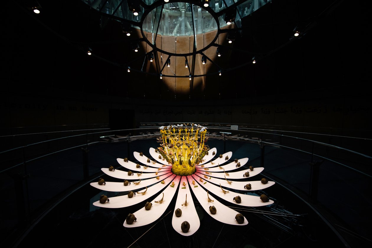 Equinox, 2021 (Acrilico, Circuito elettrico, Idraulica, Lacca, Motore, Vernice, Resina riciclata, Acciaio) da Mat Collishaw
