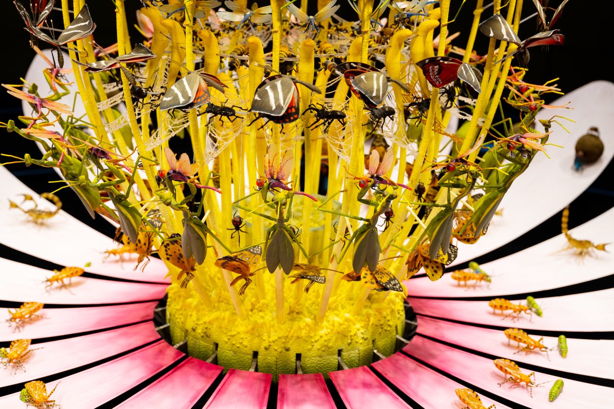 Equinox, 2021 (Acrilico, Circuito elettrico, Idraulica, Lacca, Motore, Vernice, Resina riciclata, Acciaio) da Mat Collishaw