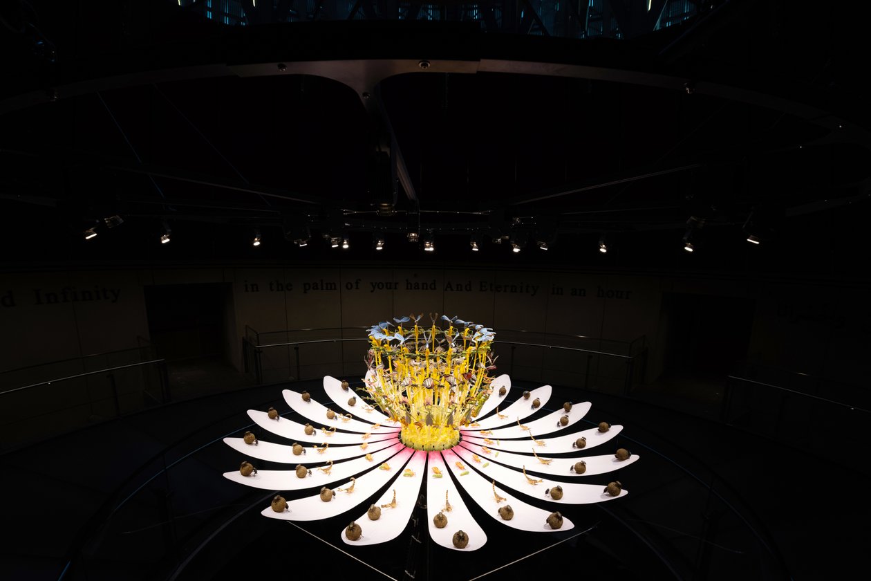 Equinox, 2021 (Acrilico, Circuito elettrico, Idraulica, Lacca, Motore, Vernice, Resina riciclata, Acciaio) da Mat Collishaw