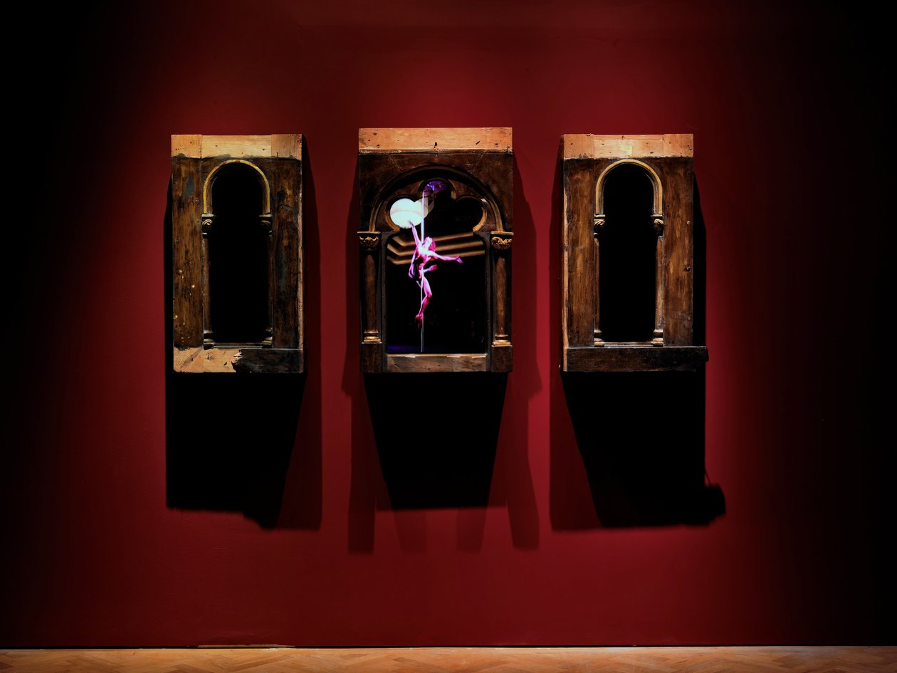 For Your Eyes Only, 2010 (legno, acciaio, specchio di sorveglianza, schermi LCD, hard disk) da Mat Collishaw