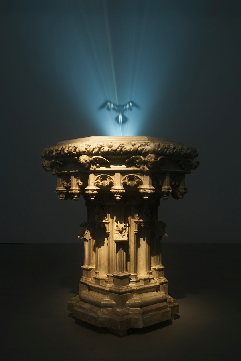 Ganimede, 2007 (acciaio, resina, macchina del fumo, fluido, ventola di estrazione, videoproiettore e lettore DVD) da Mat Collishaw