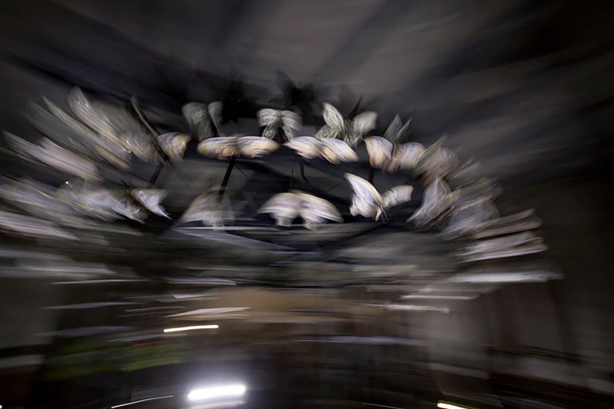 Lanterna magica, 2010 (struttura in acciaio, lamiera forata di alluminio, resina espansa, luci LED, motore) da Mat Collishaw