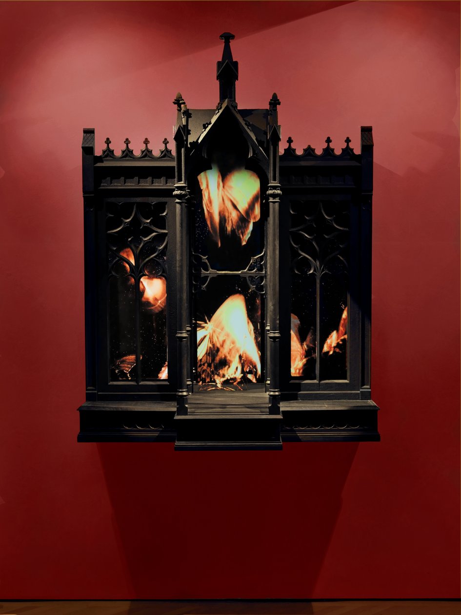 Performance, 2010 (legno, acciaio, specchio di sorveglianza, schermi LCD e hard disk) da Mat Collishaw