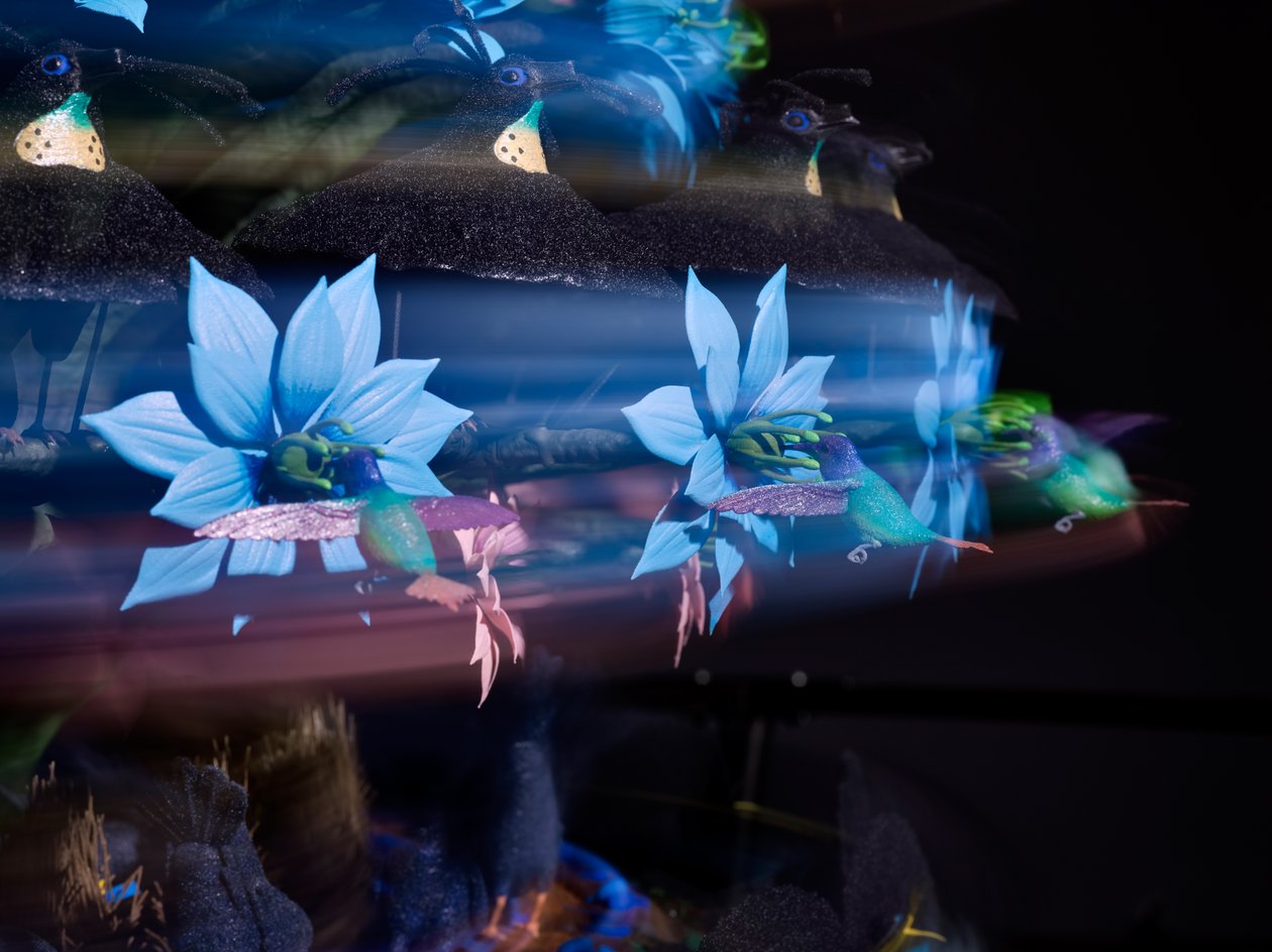The Centrifugal Soul, 2016 (acrilico, alluminio, acciaio, luci LED, motore, circuiti elettronici, resina e vernice) da Mat Collishaw