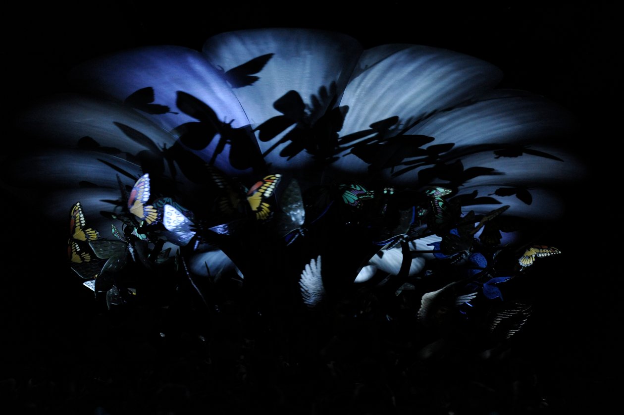 The Garden of Unearthly Delights, 2009 (acciaio, alluminio, gesso, resina, luci LED, motore) da Mat Collishaw