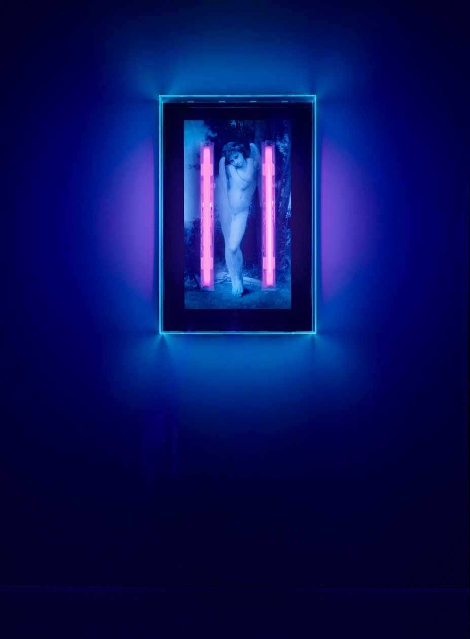 Angelo ultravioletto, 2008 (inchiostro ultravioletto su scatola di plexiglass, 2 luci al neon ultraviolette) da Mat Collishaw