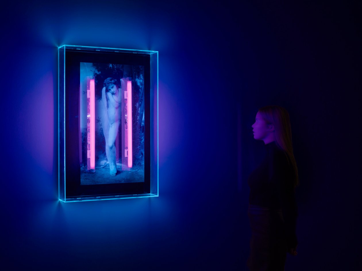 Angelo ultravioletto, 2008 (inchiostro ultravioletto su scatola di plexiglass, 2 luci al neon ultraviolette) da Mat Collishaw