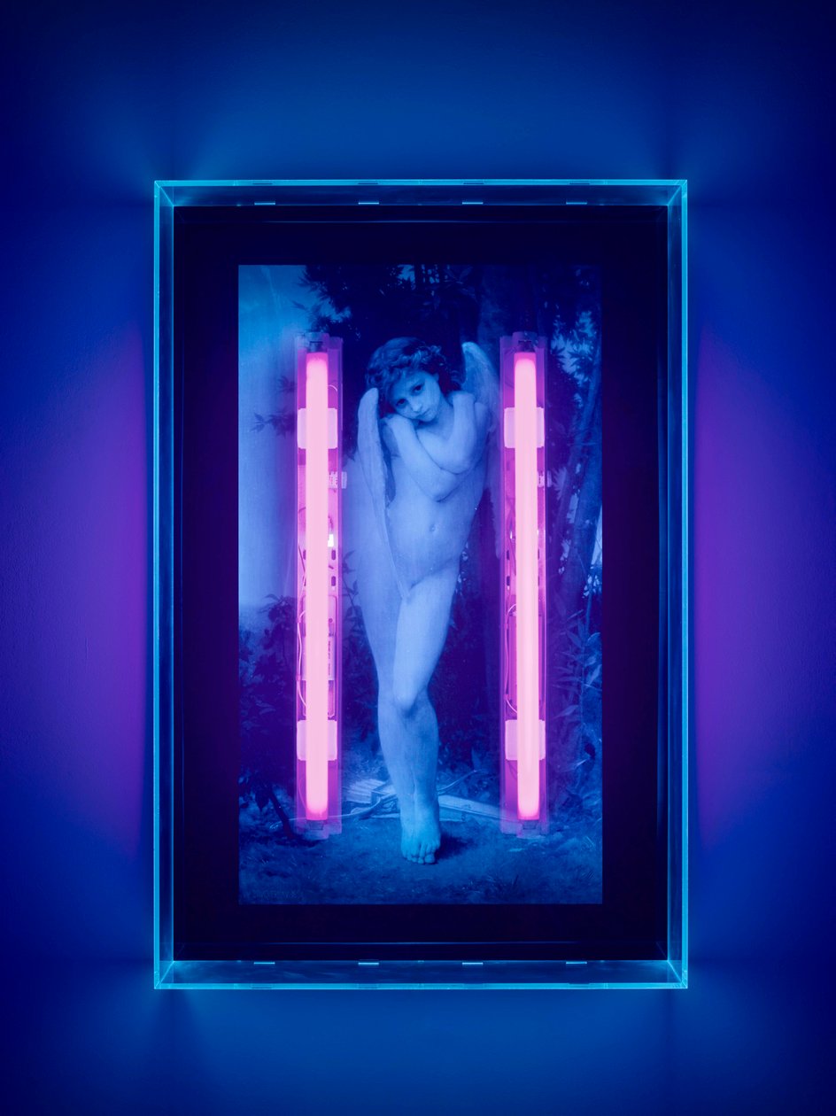 Angelo ultravioletto, 2008 (inchiostro ultravioletto su scatola di plexiglass, 2 luci al neon ultraviolette) da Mat Collishaw