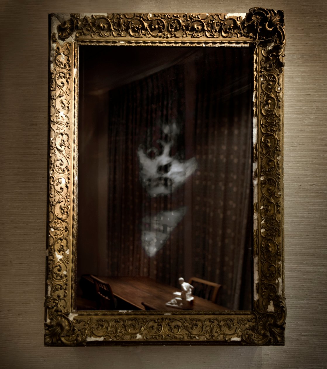 Women Under the Influence, 2009 (cornice antica, specchio bidirezionale, legno, acciaio, schermo LCD e hard disk) da Mat Collishaw