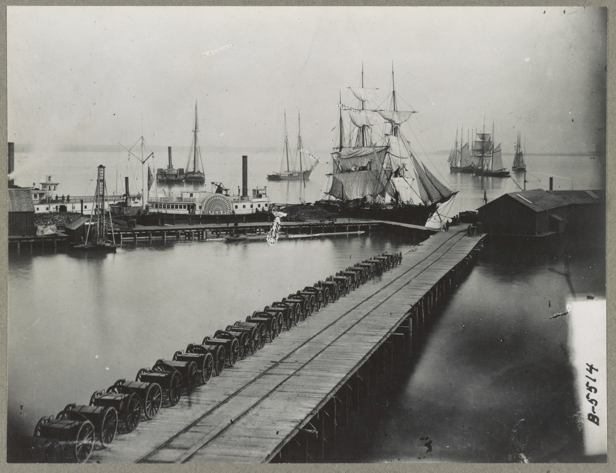 Molo del Magazzino a City Point, Virginia, c.1865 da Mathew B. Brady