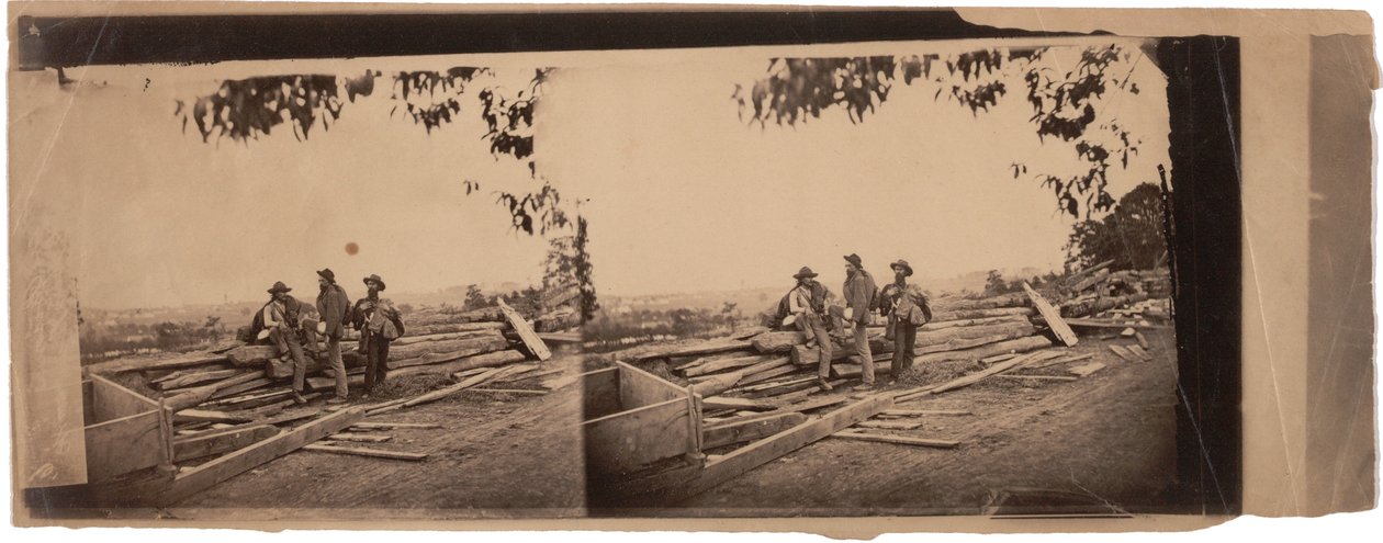3 prigionieri ribelli dietro le opere di difesa, 1863 da Mathew B. Brady