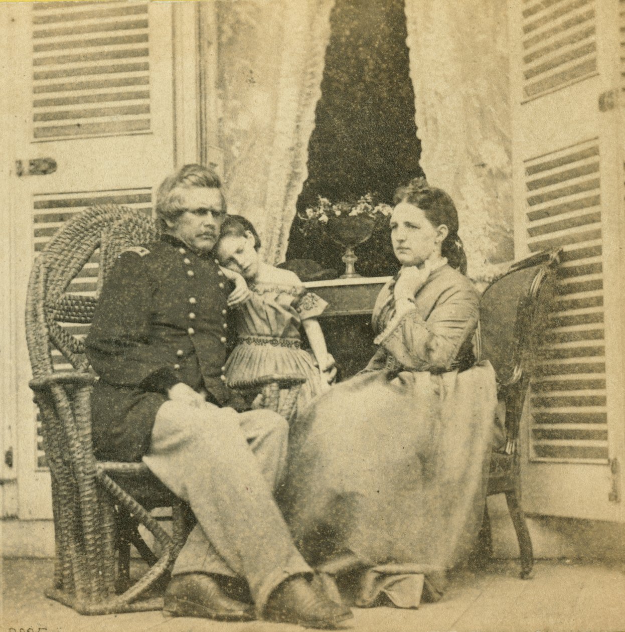 Il Maggior Generale Ord con sua moglie e suo figlio, nella villa precedentemente occupata da Jefferson Davis, Richmond, Virginia, 1865 da Mathew B. Brady