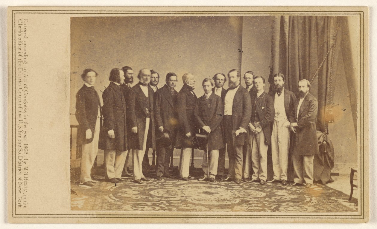 [Ritratto di gruppo di quattordici uomini in piedi]. da Mathew B. Brady