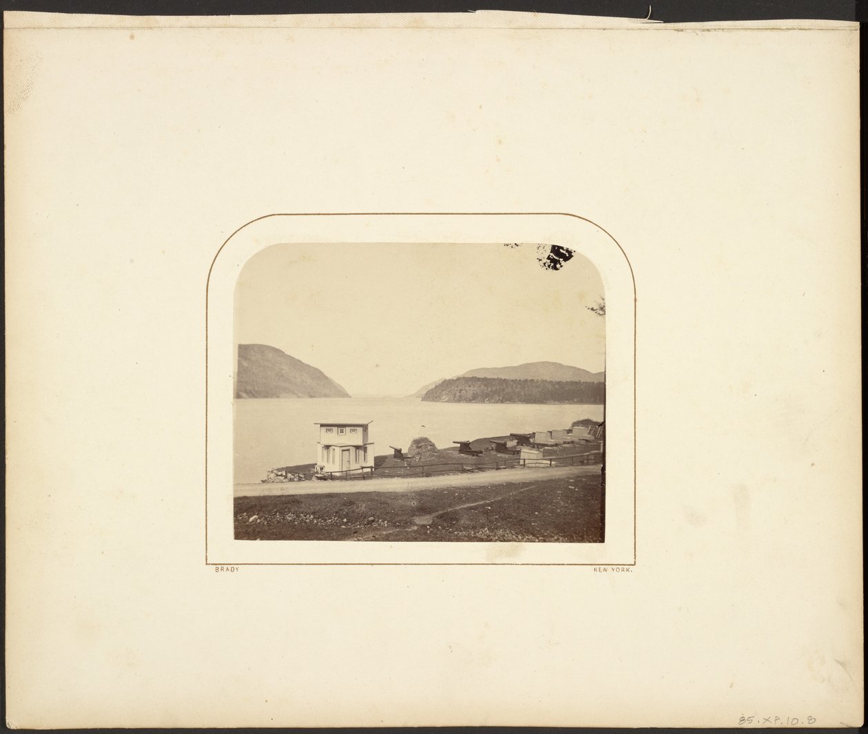 [Paesaggio con cannoni] da Mathew B. Brady