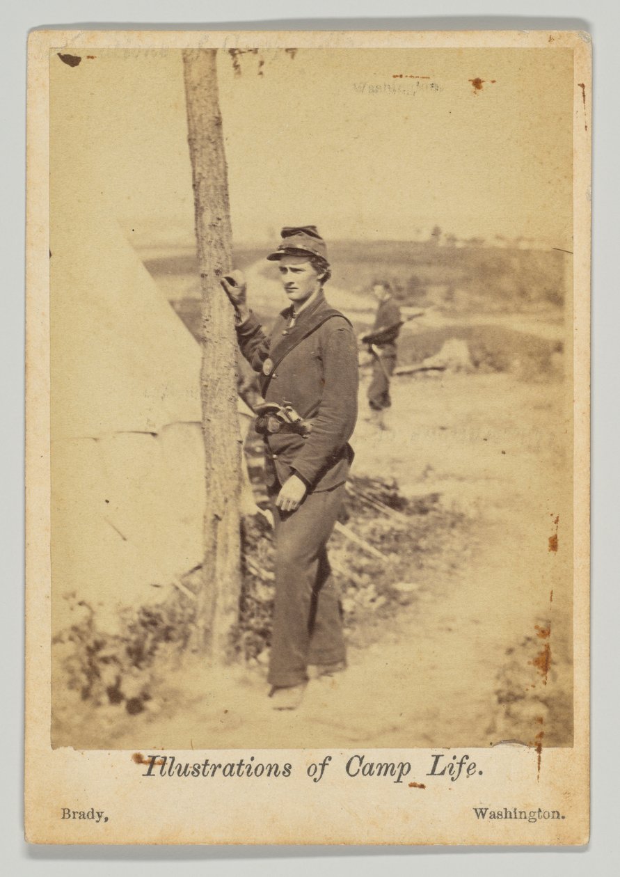 Soldato in piedi con la pistola alla cintura da Mathew B. Brady