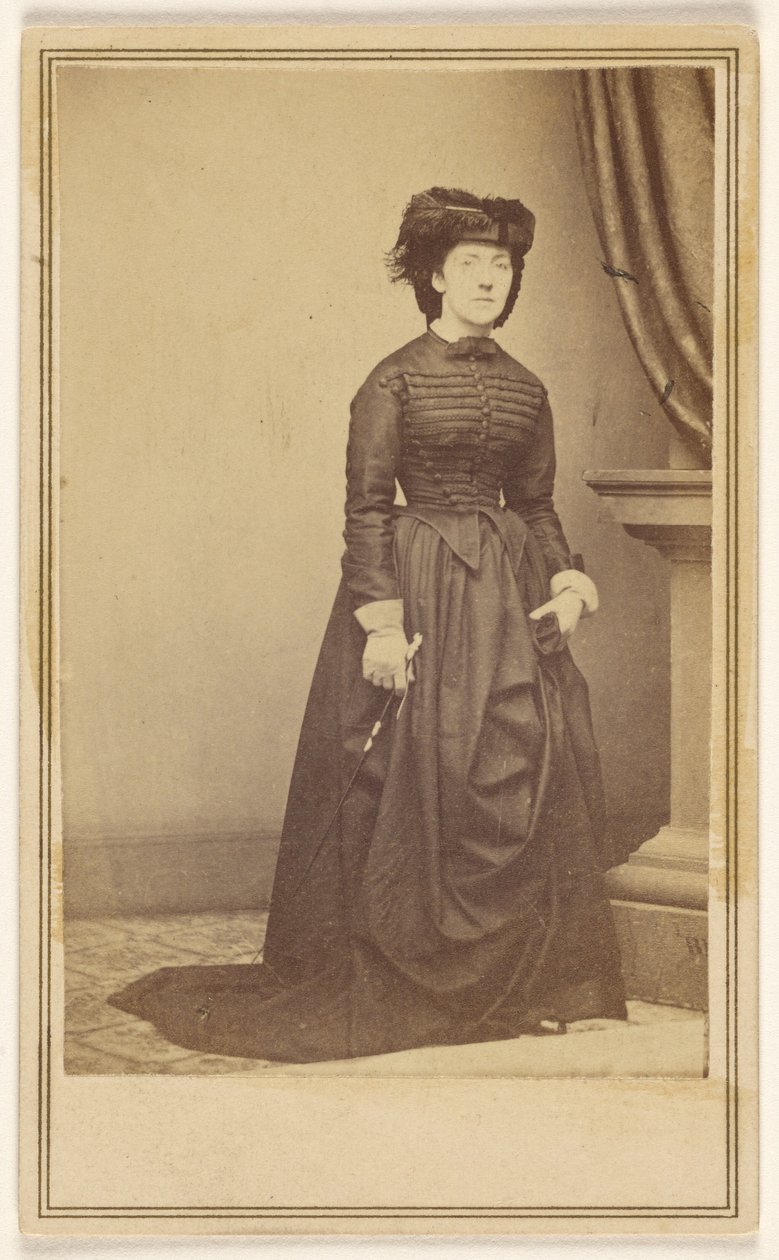 [Donna non identificata con cappello e lungo abito scuro.] da Mathew B. Brady