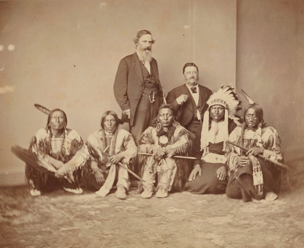 Generale J. E. Smith e indiani da Mathew Brady