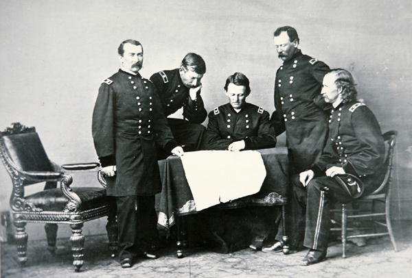 Generale Sheridan (1831-88) in conferenza con il suo staff, incluso George Custer (1839-76) da Mathew Brady