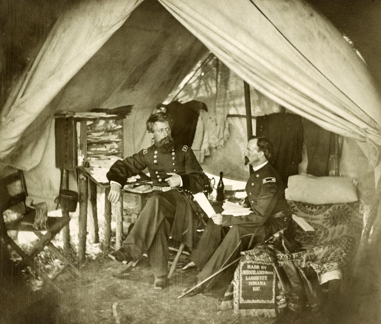 Generale Jefferson C. Davis e ufficiale seduti in una tenda, pub.1861 (foto) da Mathew and studio Brady