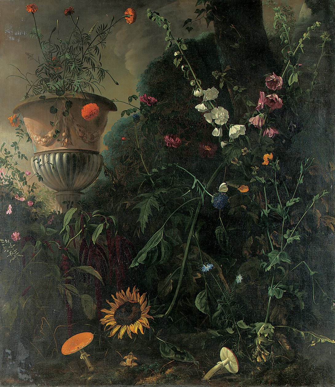 Malvarose, rose, un fiore blu, girasole e funghi, con calendule in un