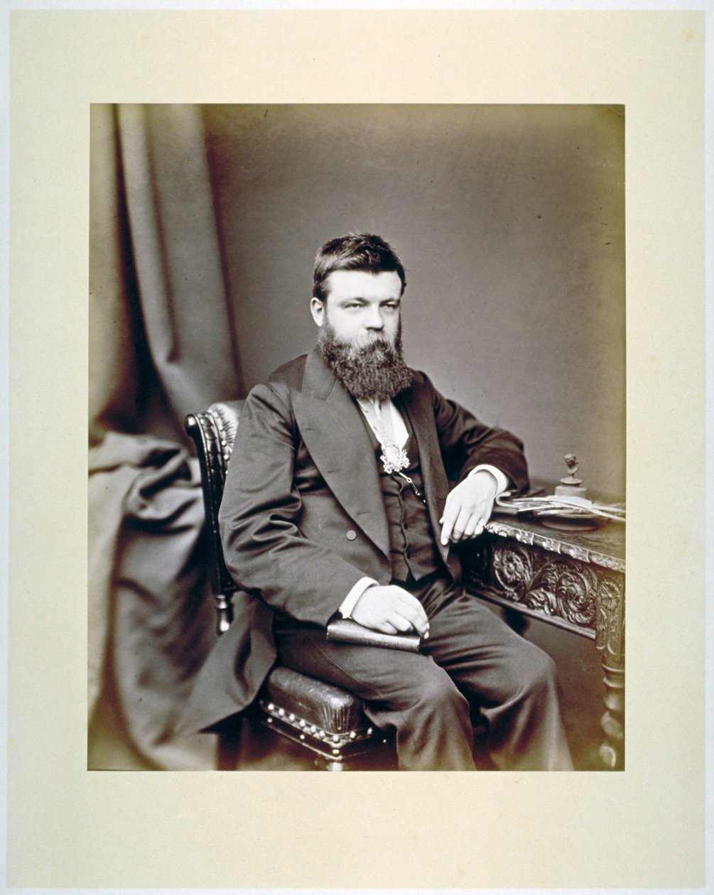 TC Fendick, Maestro della Worshipful Company of Glaziers con il distintivo del Maestro da Maull and Co