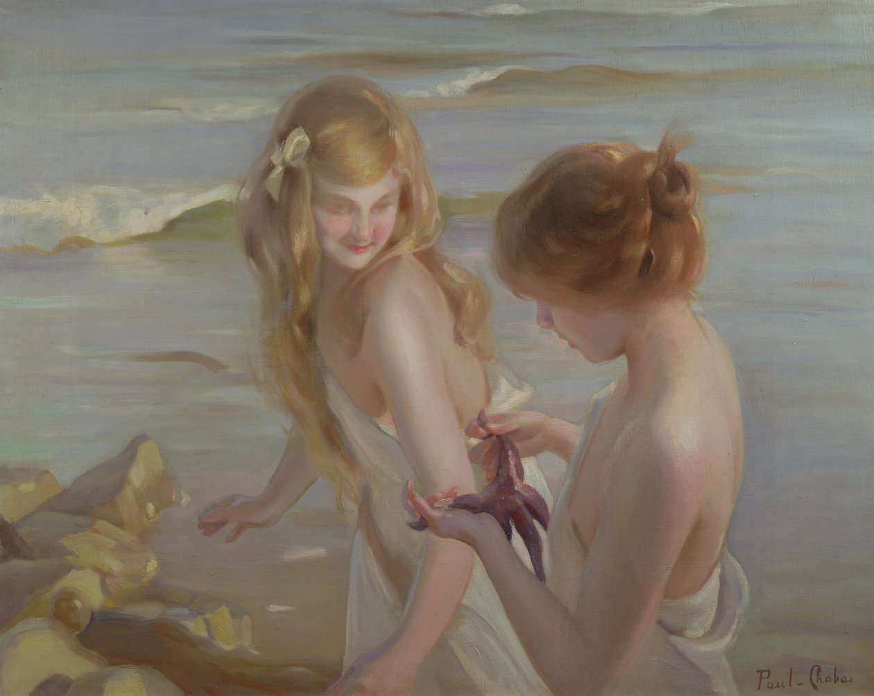 Due ragazze con una stella marina su una spiaggia da Maurice Chabas