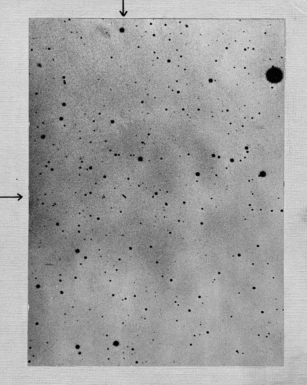 Lunga esposizione del campo stellare che mostra la traccia dell