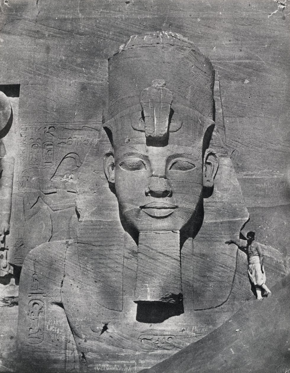Statua colossale di Ramesse II ad Abu Simbel, 1850 da Maxime Du Camp