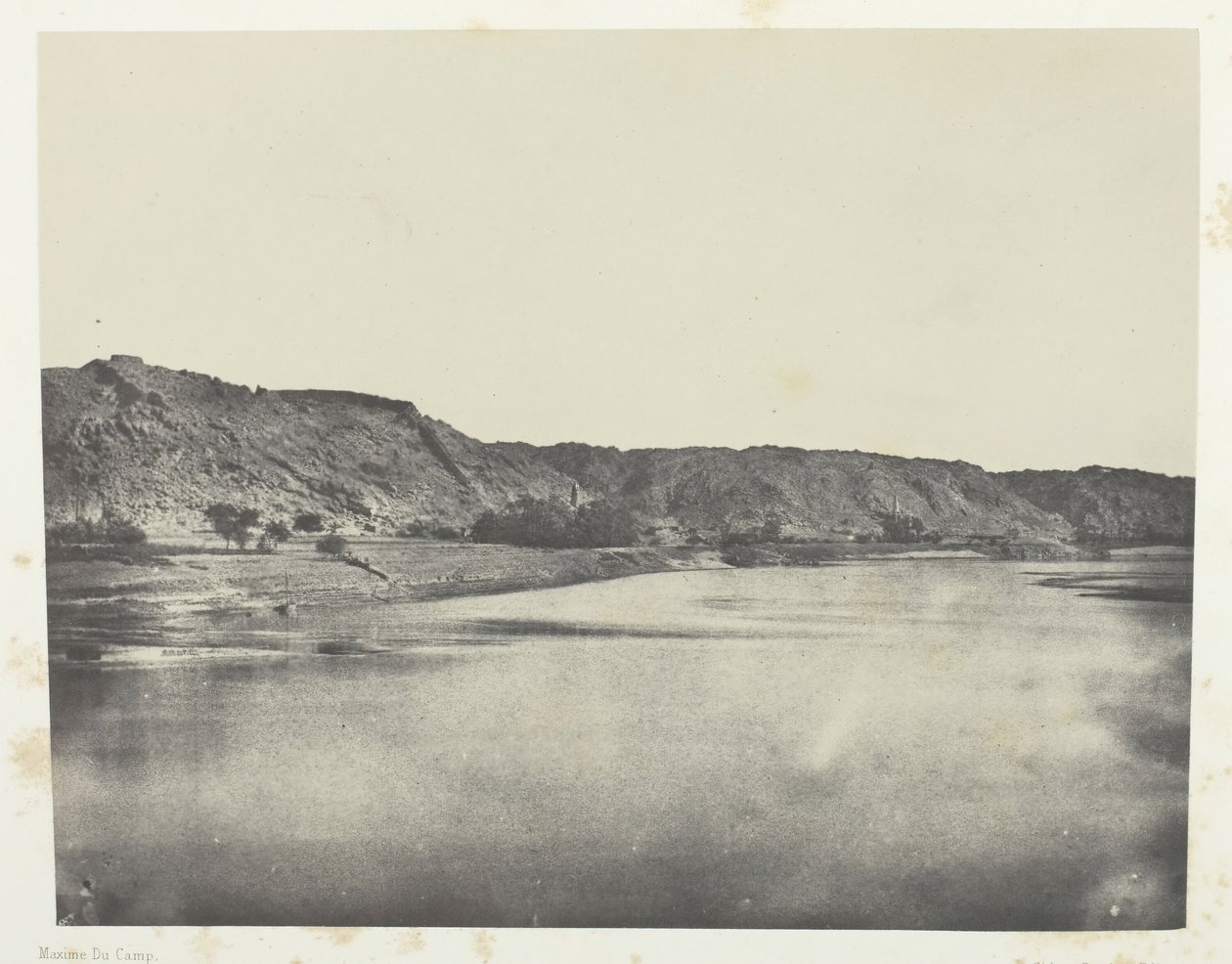 Riva orientale del Nilo Villaggio di Bab, vista presa a sud di Philae, Nubia, 1849-51, stampato 1852 da Maxime Du Camp