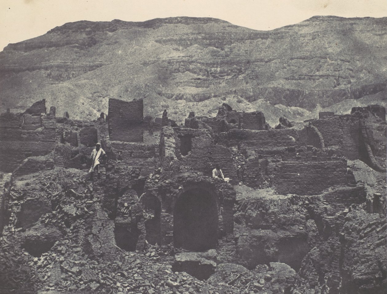 Tebe. Médinet-Habou. Rovine della città di Papa, 1850 da Maxime Du Camp