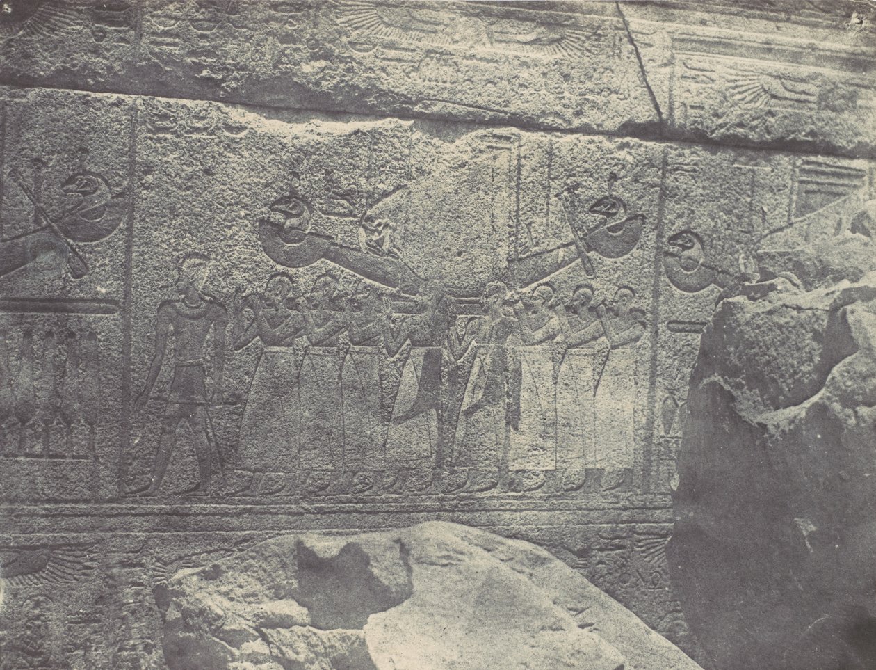 Tebe. Palazzo di Karnak. Sculture esterne del Santuario di granito, 1850 da Maxime Du Camp