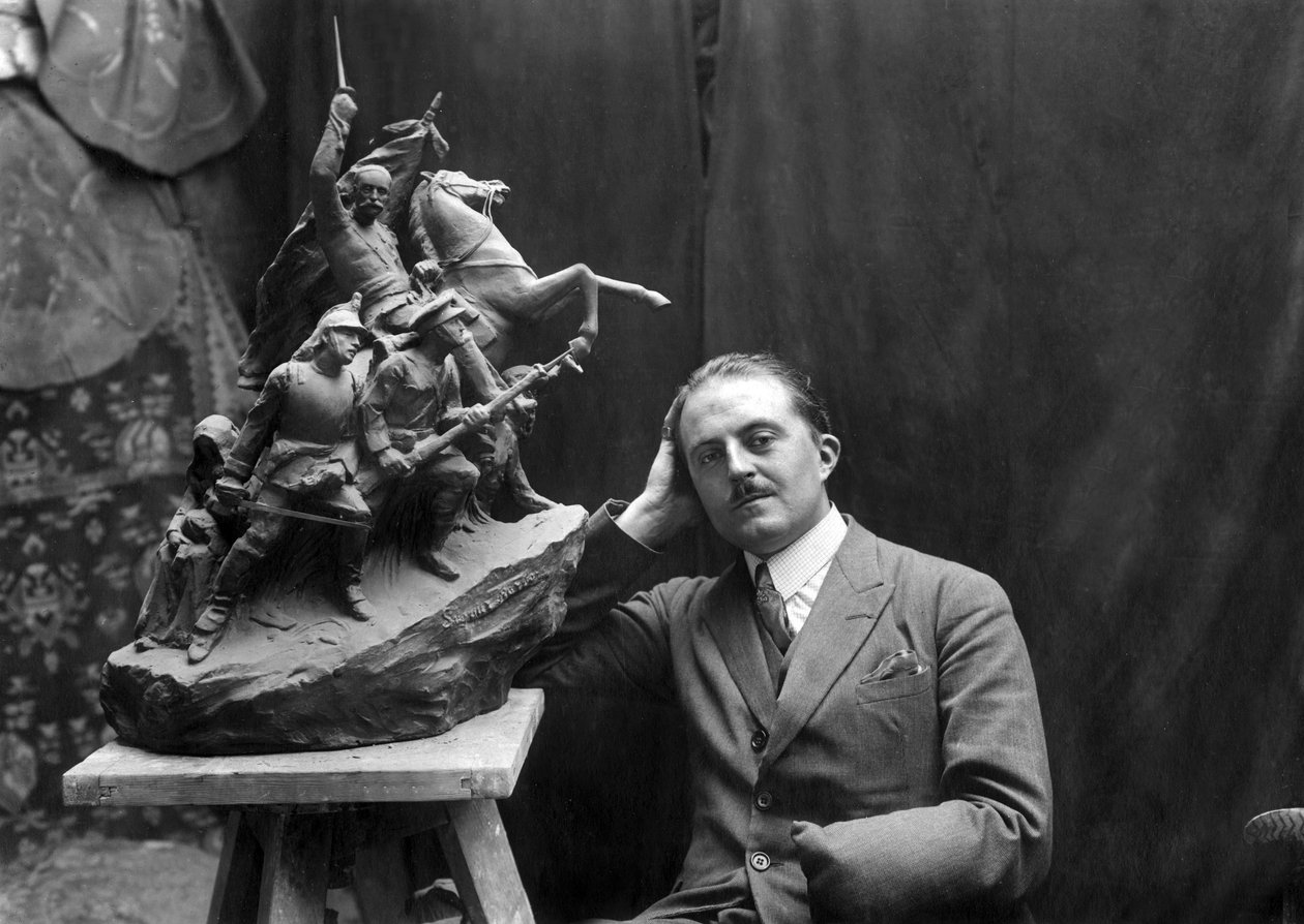 Maxime Real Del Sarte (1888-1954), scultore disabile veterano di guerra con la scultura di Edoardo VII a Biarritz da Maxime Real del Sarte