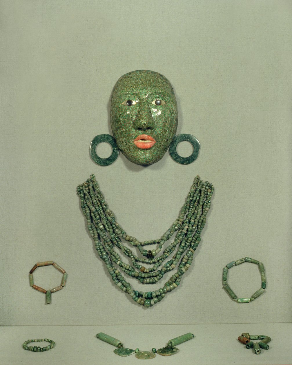 Maschera Funeraria di Calakmul con Collare e Orecchini, Penisola dello Yucatan, Messico Periodo Classico Tardo (600-900 d.C.) da Mayan