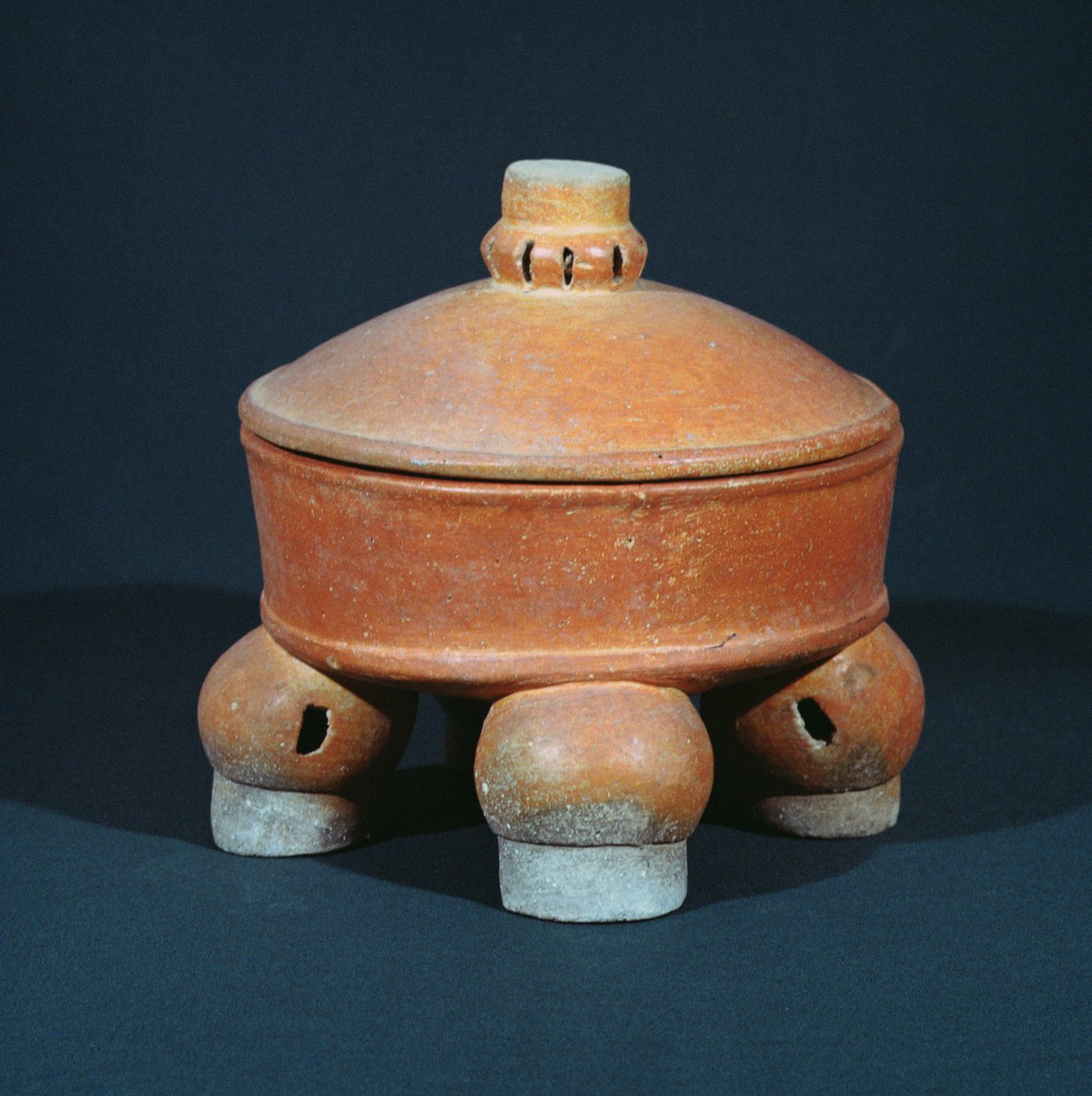 Ciotola tetrapode coperta, da Tikal, Peten, Guatemala, Periodo Classico Antico (c.200-600 d.C.) da Mayan