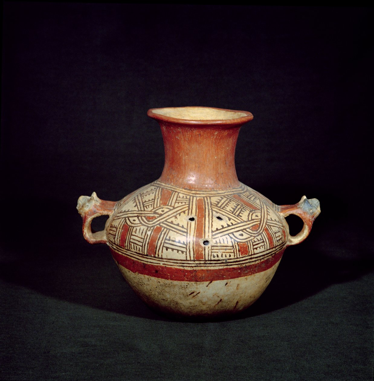 Urna funeraria con fori da Mixco Viejo, Quiche, Guatemala, America Centrale, Periodo Postclassico da Mayan