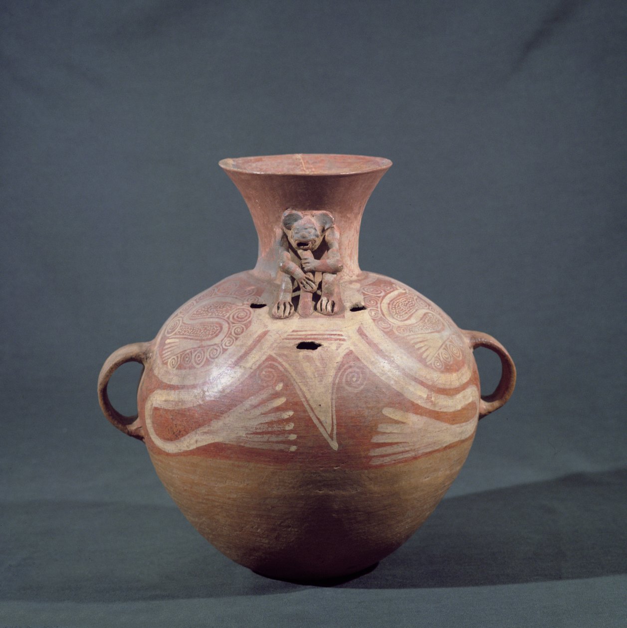 Urna funeraria con fori da Utatlan (Cumarcaaj), Quiche, Guatemala, America Centrale, Periodo Post Classico da Mayan